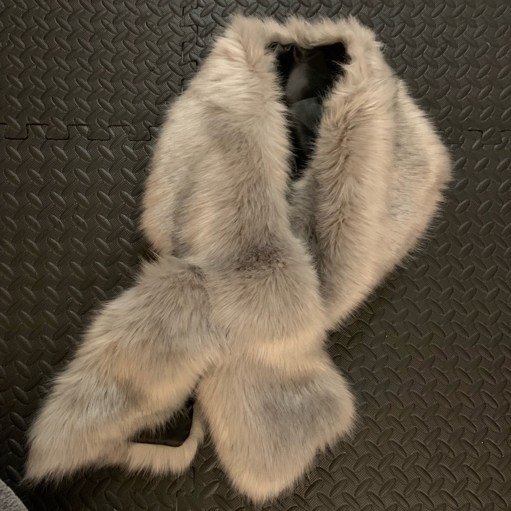 Bridal Wrap Shaul fake fur light gray color